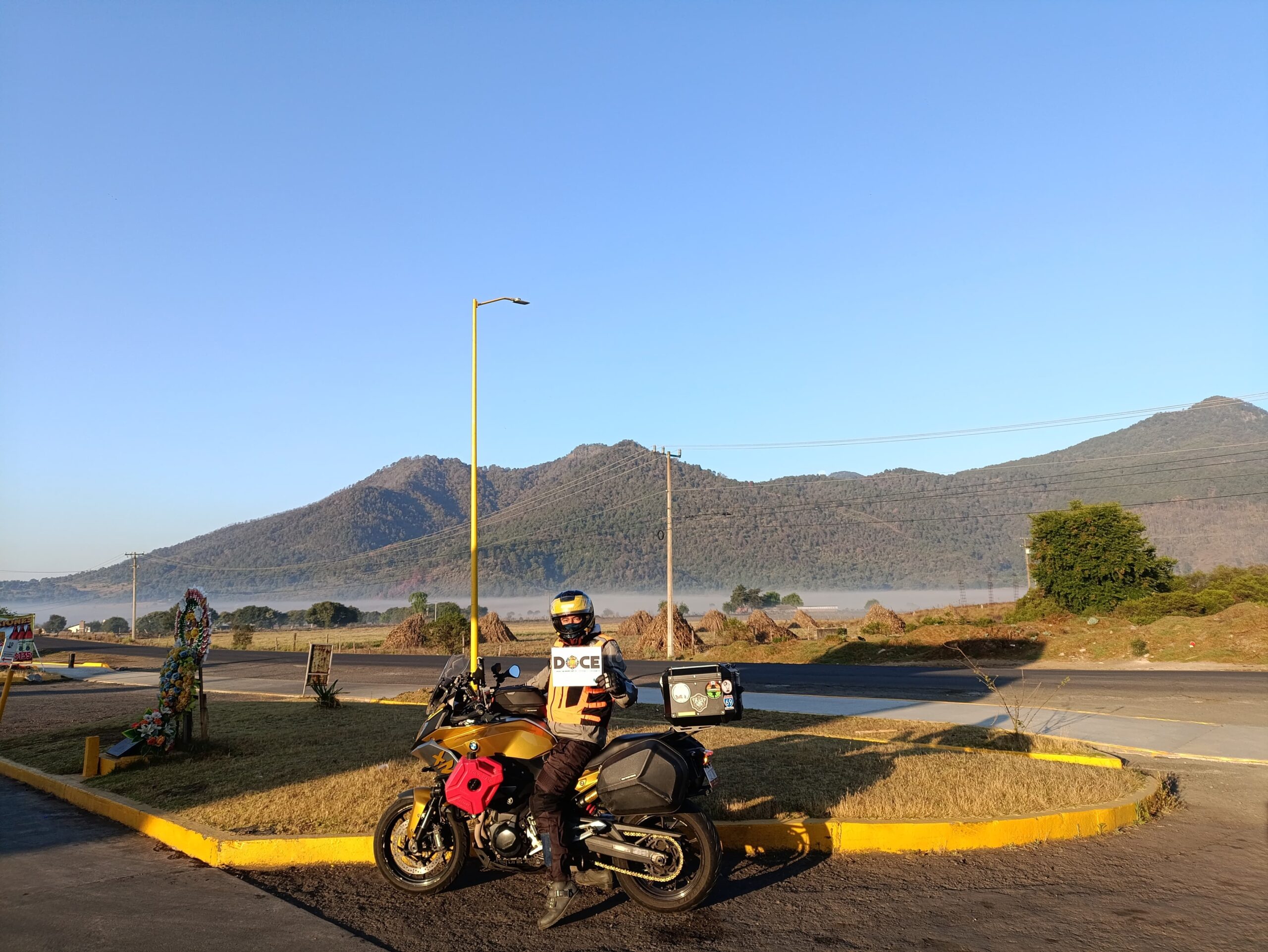 Postal entre montañas y cerros