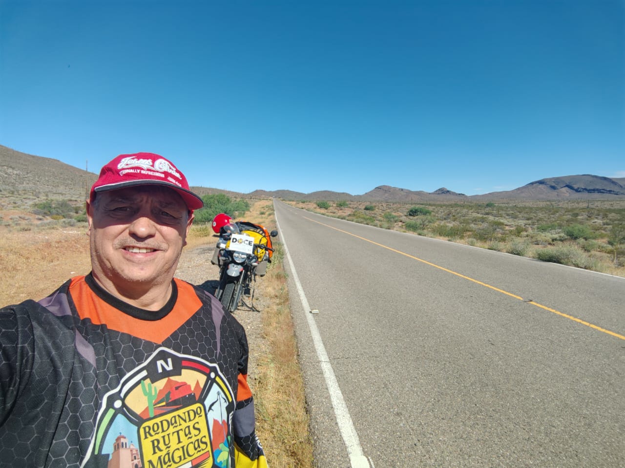 Postal recta larga en carretera