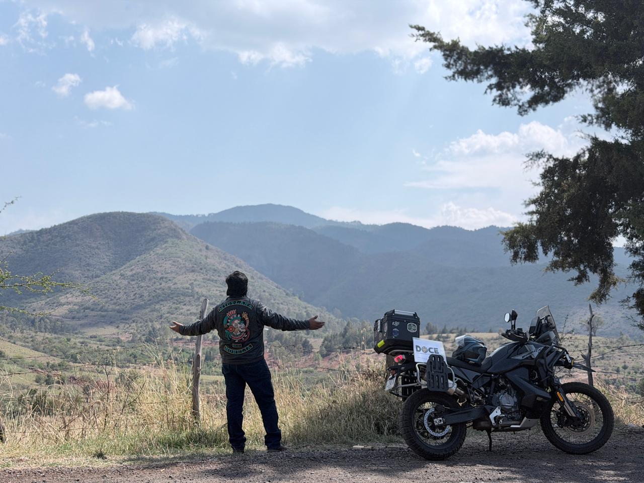 Postal entre montañas o cerros