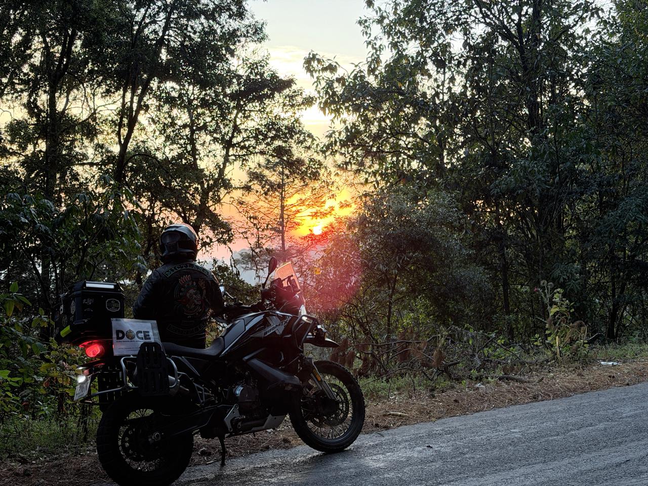Postal Atardecer en carretera