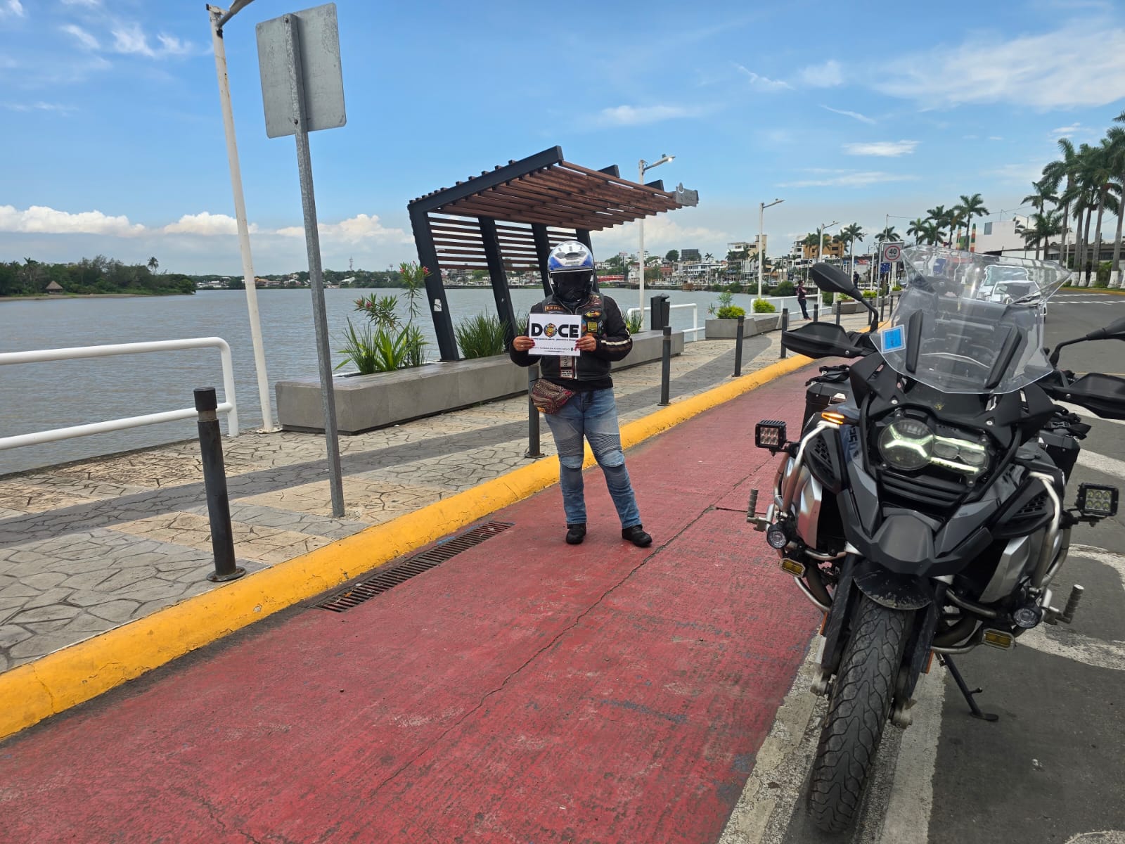 Postal con cuerpo de agua