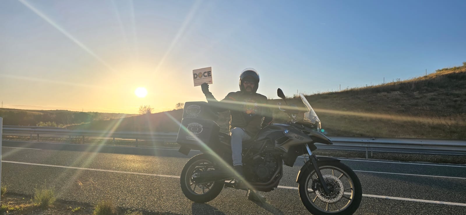 ATARDECER EN CARRETERA
