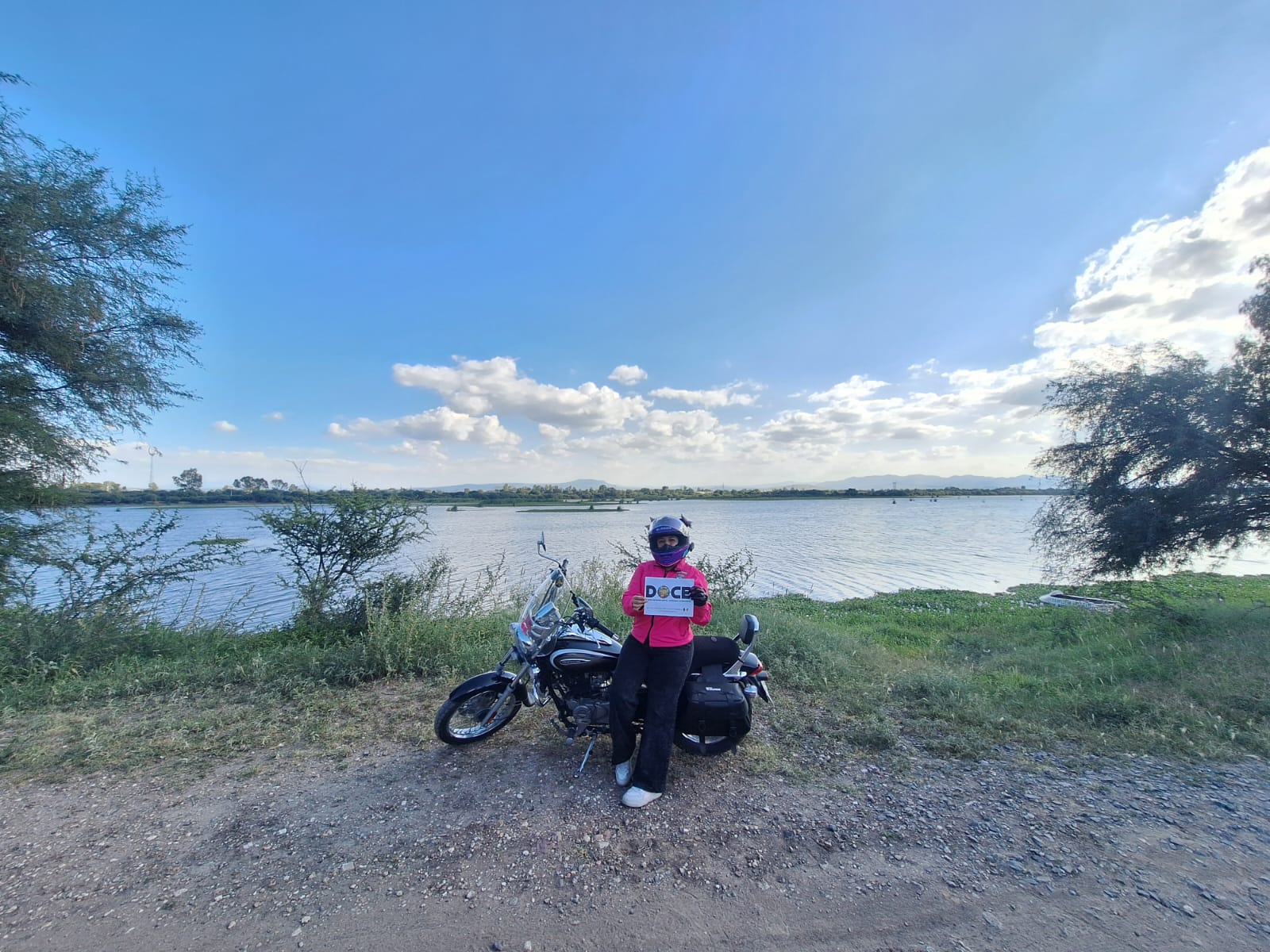 Postal con cuerpo de agua
