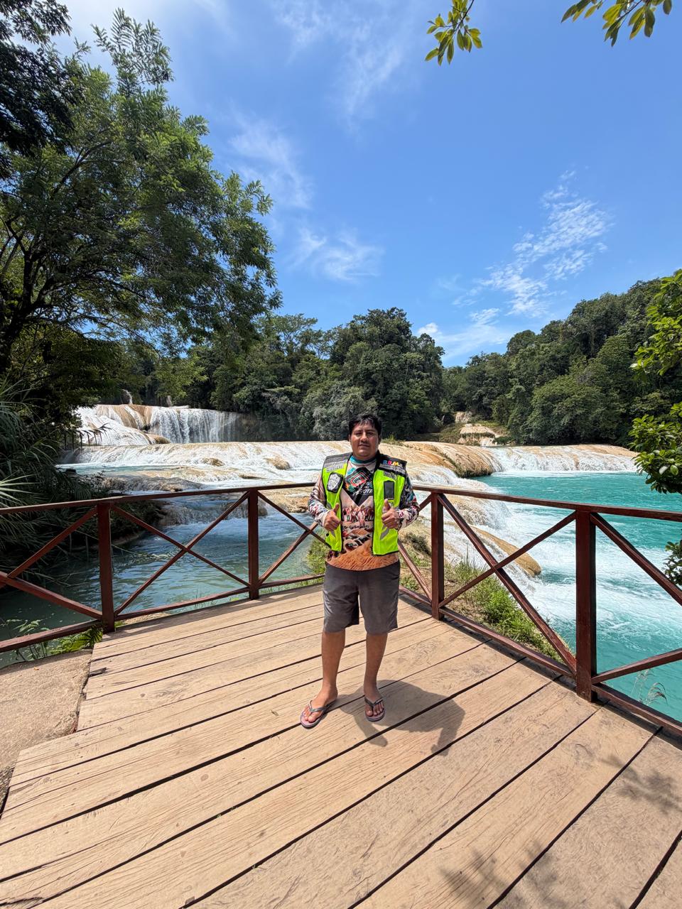 Cascadas de agua azul